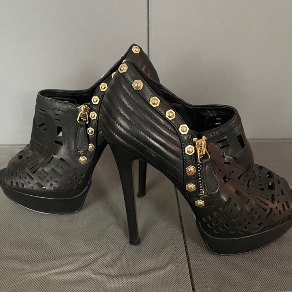 Bebe Size 7 Black Gold Metal Rivets Cut-out Booties Heels Platform Stiletto - Picture 12 of 12